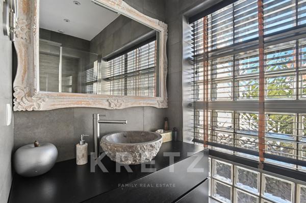 Maison contemporaine avec extérieurs intimistes