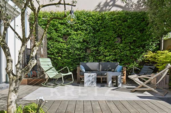 Maison contemporaine avec extérieurs intimistes