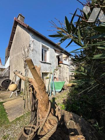 Maison avec dépendances à rénover