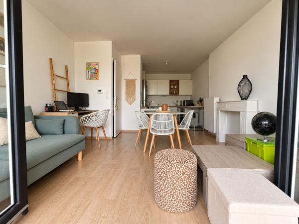 BEAU T2 AVEC TERRASSE DE 15m² ET PLACE DE PARKING PRIVATIVE