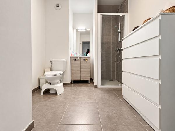 BEAU T2 AVEC TERRASSE DE 15m² ET PLACE DE PARKING PRIVATIVE