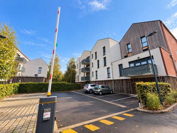 BEAU T2 AVEC TERRASSE DE 15m² ET PLACE DE PARKING PRIVATIVE