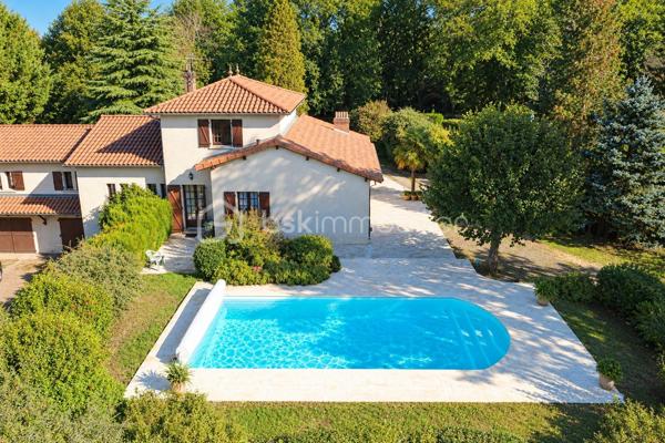 Cette maison traditionnelle de 210 m² offre un cadre de vie privilégié, au cœur d’un magnifique parc arboré de plus de 6 000 m², accessible par une élégante allée et agrémenté d’une piscine creusée.

De plain-pied pour l’essentiel, elle propose un vaste salon-séjour extrêmement lumineux, une salle à manger, une cuisine et son arrière-cuisine, ainsi que quatre chambres, dont une suite parentale. Une chambre supplémentaire et une salle d’eau avec WC se situent à l’étage.

La maison dispose de trois WC, de deux salles d’eau et d’une salle de bains, offrant confort et fonctionnalité au quotidien.

Un garage complète les prestations de cette propriété familiale, où volumes généreux, luminosité et environnement verdoyant se conjuguent dans un cadre rare à Limoges.