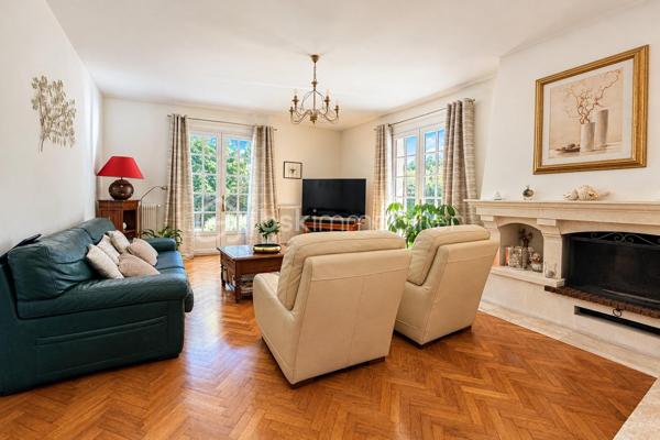 Cette maison traditionnelle de 210 m² offre un cadre de vie privilégié, au cœur d’un magnifique parc arboré de plus de 6 000 m², accessible par une élégante allée et agrémenté d’une piscine creusée.

De plain-pied pour l’essentiel, elle propose un vaste salon-séjour extrêmement lumineux, une salle à manger, une cuisine et son arrière-cuisine, ainsi que quatre chambres, dont une suite parentale. Une chambre supplémentaire et une salle d’eau avec WC se situent à l’étage.

La maison dispose de trois WC, de deux salles d’eau et d’une salle de bains, offrant confort et fonctionnalité au quotidien.

Un garage complète les prestations de cette propriété familiale, où volumes généreux, luminosité et environnement verdoyant se conjuguent dans un cadre rare à Limoges.