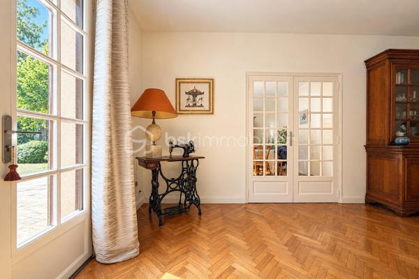 Cette maison traditionnelle de 210 m² offre un cadre de vie privilégié, au cœur d’un magnifique parc arboré de plus de 6 000 m², accessible par une élégante allée et agrémenté d’une piscine creusée.

De plain-pied pour l’essentiel, elle propose un vaste salon-séjour extrêmement lumineux, une salle à manger, une cuisine et son arrière-cuisine, ainsi que quatre chambres, dont une suite parentale. Une chambre supplémentaire et une salle d’eau avec WC se situent à l’étage.

La maison dispose de trois WC, de deux salles d’eau et d’une salle de bains, offrant confort et fonctionnalité au quotidien.

Un garage complète les prestations de cette propriété familiale, où volumes généreux, luminosité et environnement verdoyant se conjuguent dans un cadre rare à Limoges.