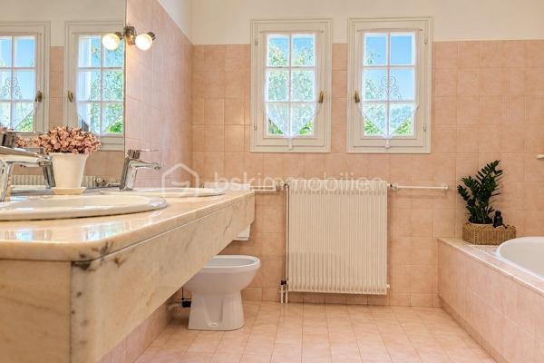 Cette maison traditionnelle de 210 m² offre un cadre de vie privilégié, au cœur d’un magnifique parc arboré de plus de 6 000 m², accessible par une élégante allée et agrémenté d’une piscine creusée.

De plain-pied pour l’essentiel, elle propose un vaste salon-séjour extrêmement lumineux, une salle à manger, une cuisine et son arrière-cuisine, ainsi que quatre chambres, dont une suite parentale. Une chambre supplémentaire et une salle d’eau avec WC se situent à l’étage.

La maison dispose de trois WC, de deux salles d’eau et d’une salle de bains, offrant confort et fonctionnalité au quotidien.

Un garage complète les prestations de cette propriété familiale, où volumes généreux, luminosité et environnement verdoyant se conjuguent dans un cadre rare à Limoges.