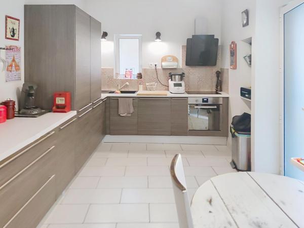 COEUR DU VILLAGE Maison avec petit jardin intime