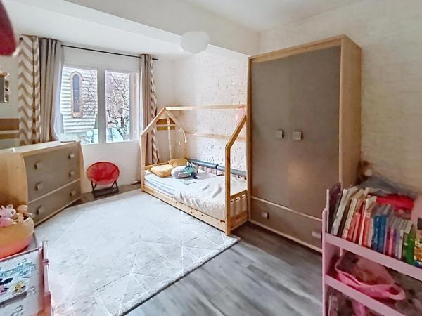 COEUR DU VILLAGE Maison avec petit jardin intime