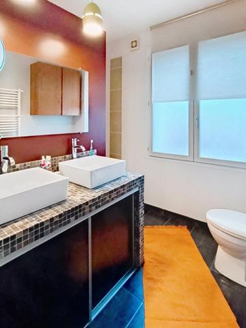 COEUR DU VILLAGE Maison avec petit jardin intime