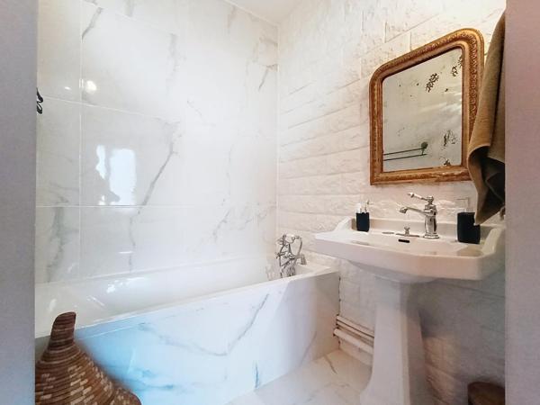 COEUR DU VILLAGE Maison avec petit jardin intime