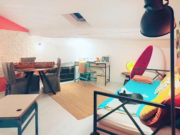 COEUR DU VILLAGE Maison avec petit jardin intime