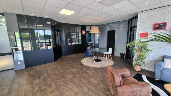 Dpt Charente Maritime (17), à vendre SAINT PIERRE D'OLERON Local commercial - Plain pied terrain 680m²
