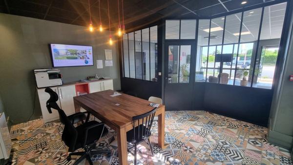 Dpt Charente Maritime (17), à vendre SAINT PIERRE D'OLERON Local commercial - Plain pied terrain 680m²