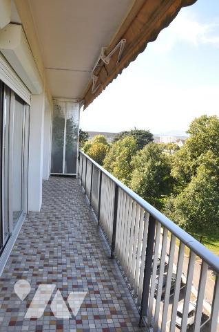 Centre ville (Halles Brauhauban)  appartement T4 avec balcon et cave. 