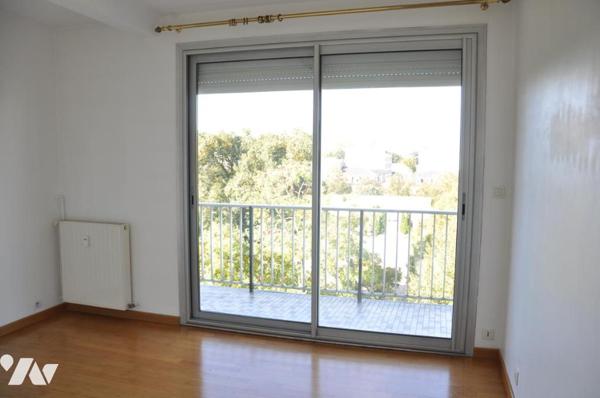 Centre ville (Halles Brauhauban)  appartement T4 avec balcon et cave. 