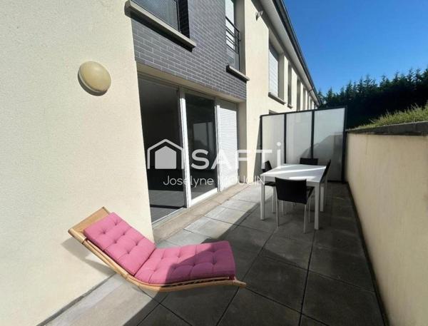 T3 lumineux avec de beaux volumes,  terrasse et double stationnement.
