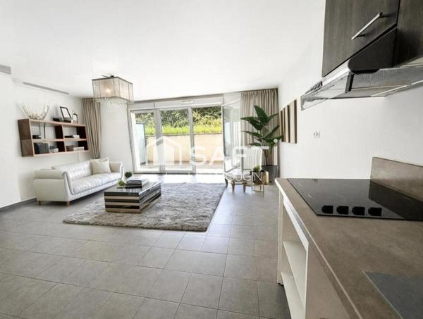 T3 lumineux avec de beaux volumes,  terrasse et double stationnement.