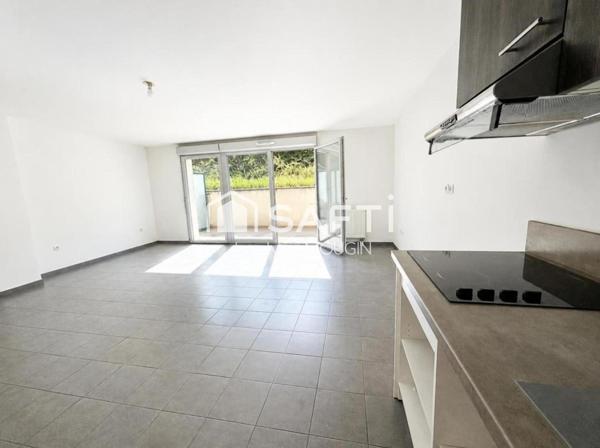 T3 lumineux avec de beaux volumes,  terrasse et double stationnement.