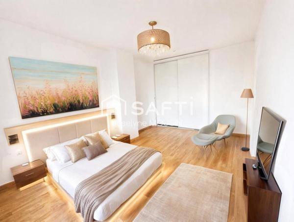T3 lumineux avec de beaux volumes,  terrasse et double stationnement.