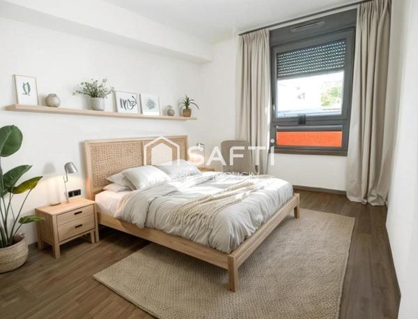 T3 lumineux avec de beaux volumes,  terrasse et double stationnement.