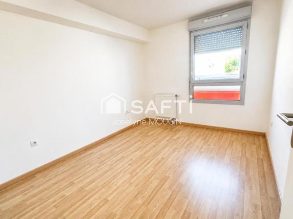T3 lumineux avec de beaux volumes,  terrasse et double stationnement.