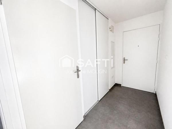 T3 lumineux avec de beaux volumes,  terrasse et double stationnement.