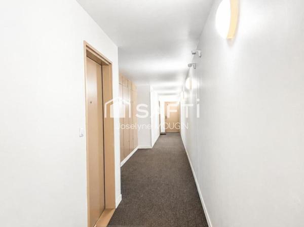 T3 lumineux avec de beaux volumes,  terrasse et double stationnement.