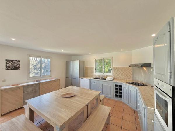 À vendre – Villa T7 avec piscine, jacuzzi et fort potentiel locatif – Petite-Île (97429)