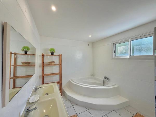 À vendre – Villa T7 avec piscine, jacuzzi et fort potentiel locatif – Petite-Île (97429)