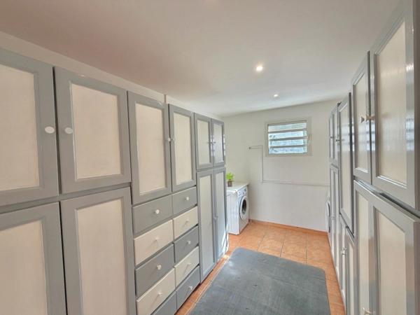 À vendre – Villa T7 avec piscine, jacuzzi et fort potentiel locatif – Petite-Île (97429)