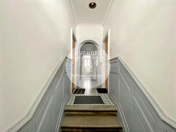 Vente                                                      Hôtel particulier
                        
                     12 pièces                      240 m2                     à Saint-Nazaire