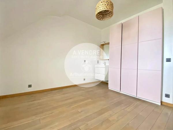 Vente                                                      Hôtel particulier
                        
                     12 pièces                      240 m2                     à Saint-Nazaire
