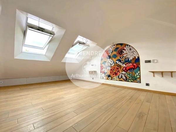 Vente                                                      Hôtel particulier
                        
                     12 pièces                      240 m2                     à Saint-Nazaire