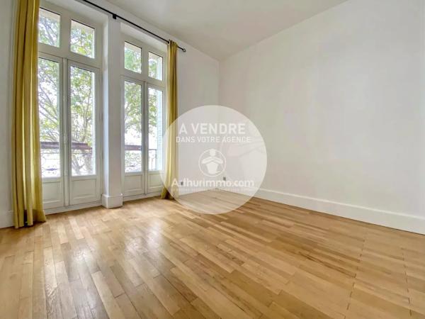 Vente                                                      Hôtel particulier
                        
                     12 pièces                      240 m2                     à Saint-Nazaire