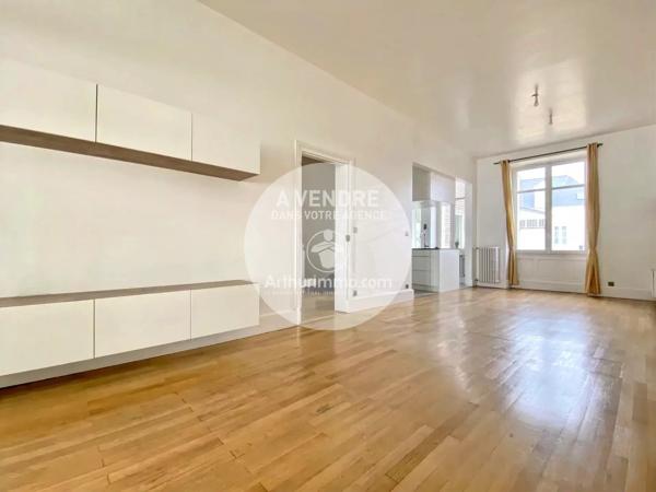 Vente                                                      Hôtel particulier
                        
                     12 pièces                      240 m2                     à Saint-Nazaire