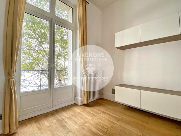 Vente                                                      Hôtel particulier
                        
                     12 pièces                      240 m2                     à Saint-Nazaire