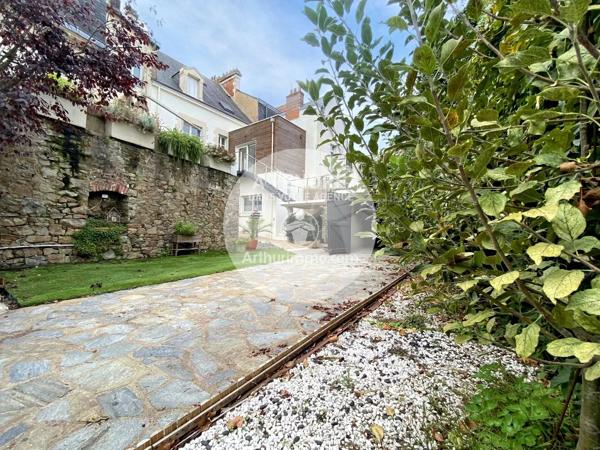 Vente                                                      Hôtel particulier
                        
                     12 pièces                      240 m2                     à Saint-Nazaire