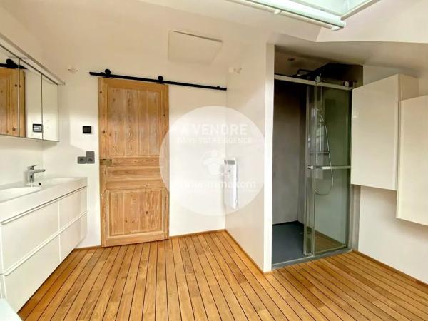 Vente                                                      Hôtel particulier
                        
                     12 pièces                      240 m2                     à Saint-Nazaire