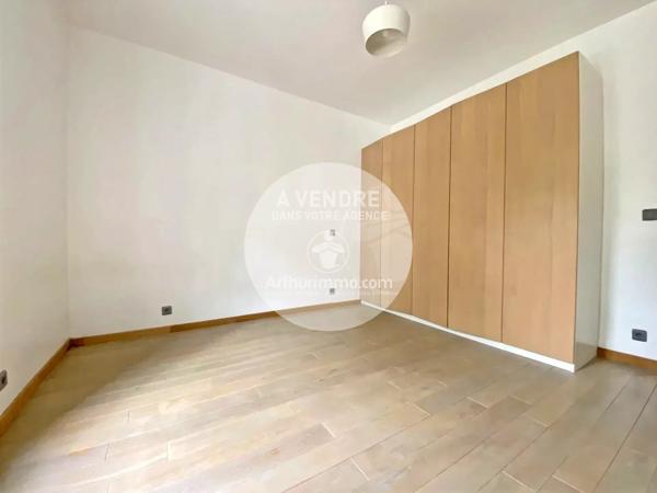Vente                                                      Hôtel particulier
                        
                     12 pièces                      240 m2                     à Saint-Nazaire
