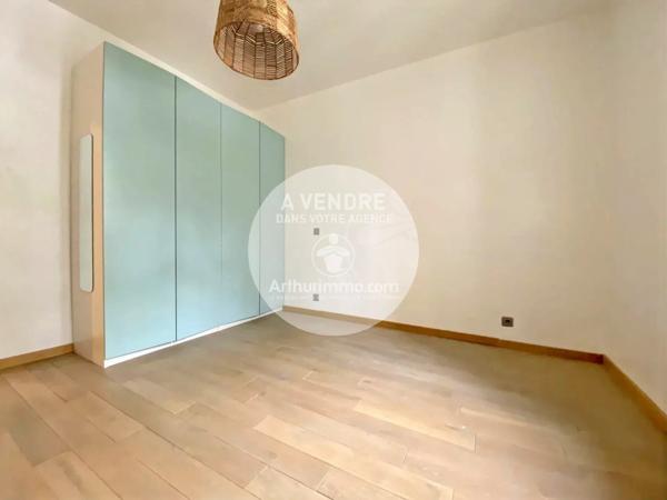 Vente                                                      Hôtel particulier
                        
                     12 pièces                      240 m2                     à Saint-Nazaire