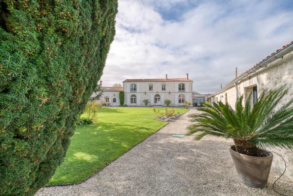 Magnifique propriété entièrement rénovée avec un gros potentiel