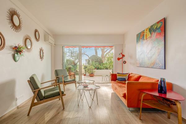 Hyères (83400) Appartement rez de jardin sur plage et jardins privés avec place de bateau !