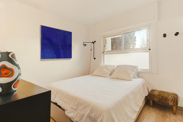 Hyères (83400) Appartement rez de jardin sur plage et jardins privés avec place de bateau !