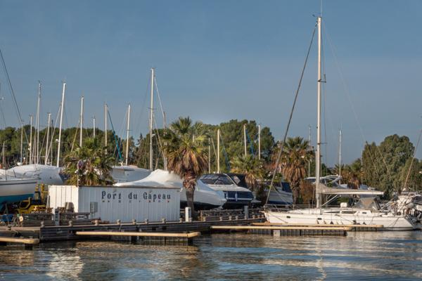 Hyères (83400) Appartement rez de jardin sur plage et jardins privés avec place de bateau !