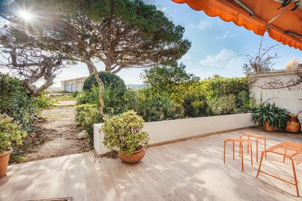 Hyères (83400) Appartement rez de jardin sur plage et jardins privés avec place de bateau !