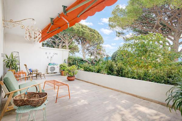 Hyères (83400) Appartement rez de jardin sur plage et jardins privés avec place de bateau !