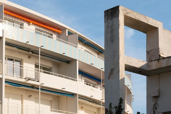 Hyères (83400) Appartement rez de jardin sur plage et jardins privés avec place de bateau !