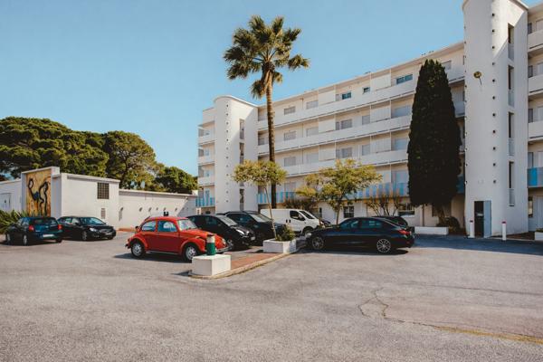 Hyères (83400) Appartement rez de jardin sur plage et jardins privés avec place de bateau !