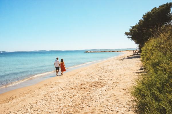 Hyères (83400) Appartement rez de jardin sur plage et jardins privés avec place de bateau !