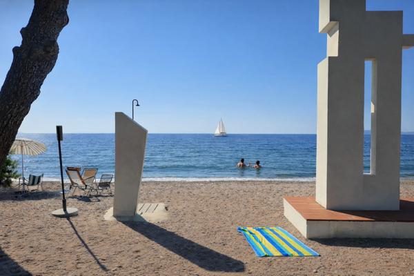 Hyères (83400) Appartement rez de jardin sur plage et jardins privés avec place de bateau !